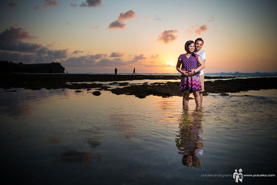 Hungging my love in sunset pre wedding session