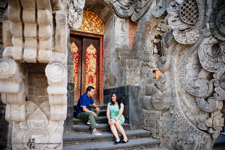 Chit chat in front of balinese architecture