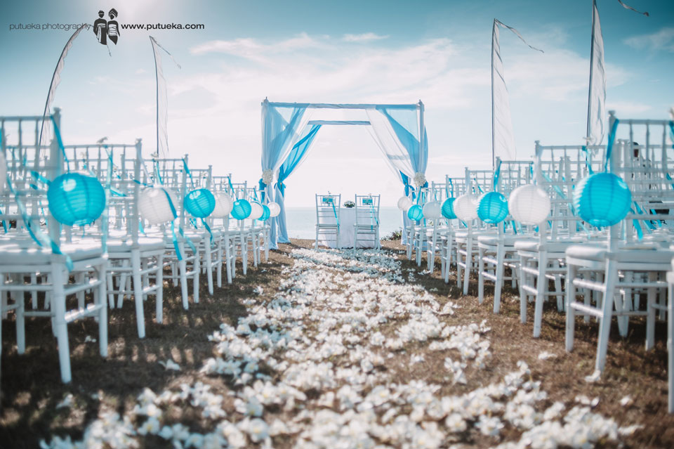 Wedding venue of Camille and Perrick with blue and white colour theme
