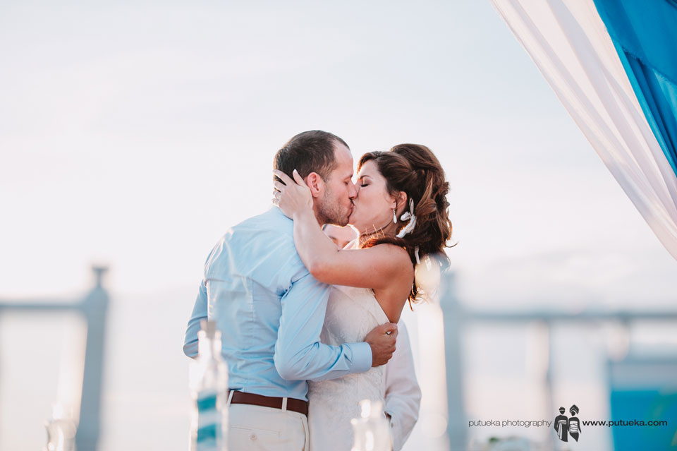 First kiss Camille and Perrick Bali wedding