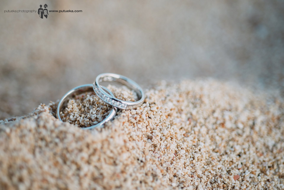 Wedding ring of Camille and Perrick on the sand