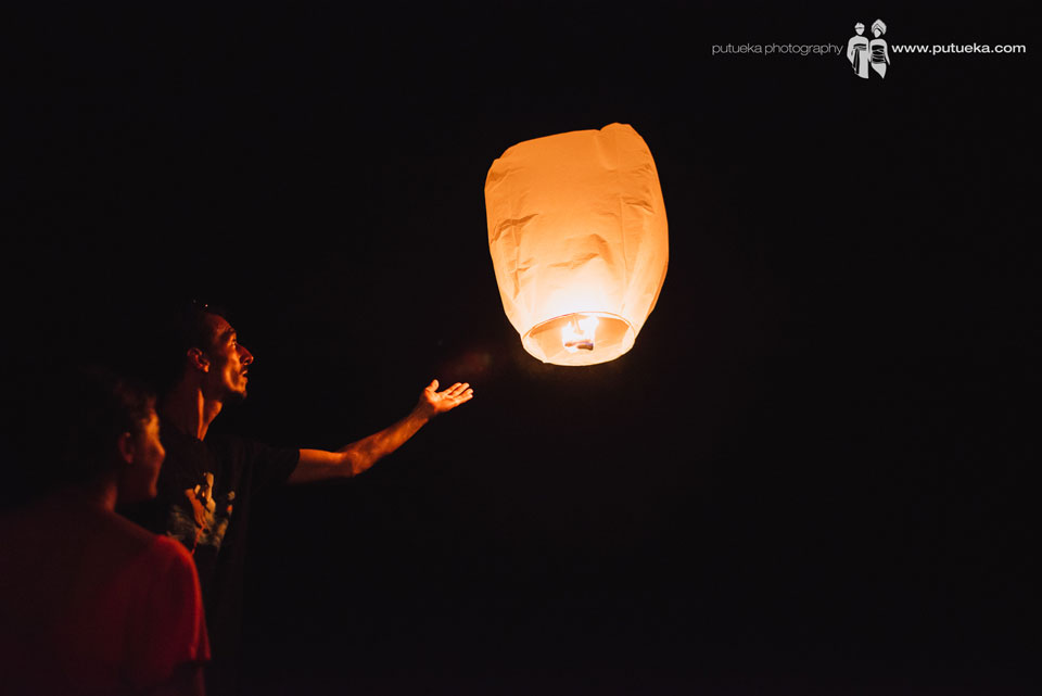 Release the flying lantern to sky