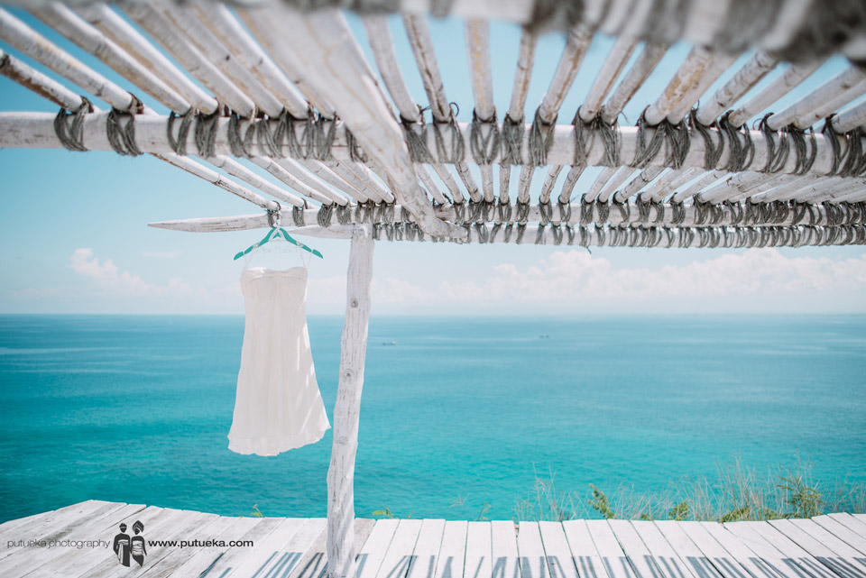 Gorgeous blue sea with white wedding dress for bali wedding photography