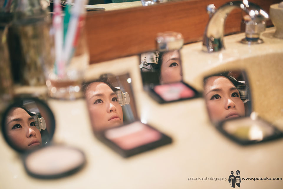 Reflection from gorgeous Jessie before their bali wedding at Amankila