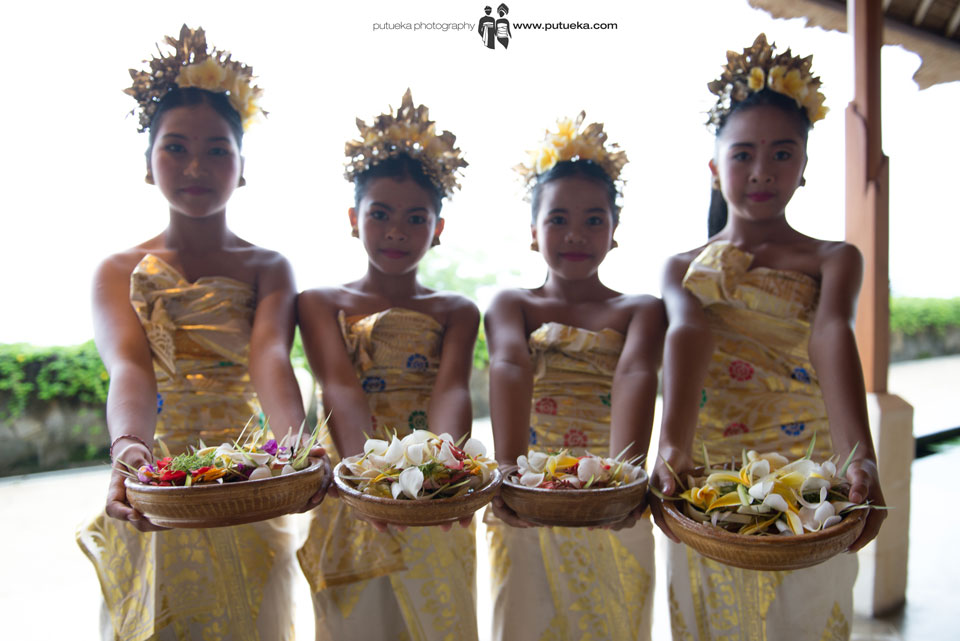 Flower girls with their flower ready to spread