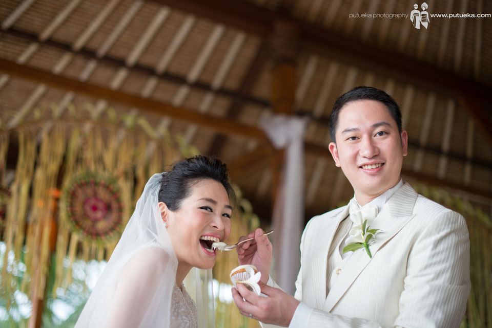 Silly face during eat their wedding cake