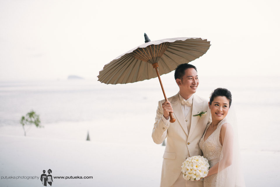 Bali wedding happiness at Amankila with seaview
