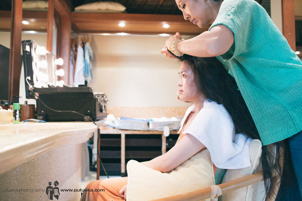 Jessie during her hairdo for the Bali wedding