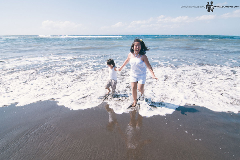 Bali family photography session full of Happiness when chasing by the wave