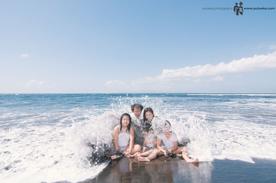 Big splash hit Jasmin Junus family when family vacation photography