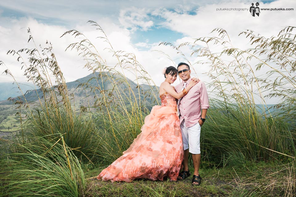 Bali pre wedding photography session in front of Batur mountain