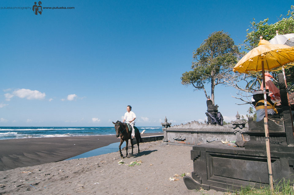 Riding horse on the bali beach for Bali Family Photography session