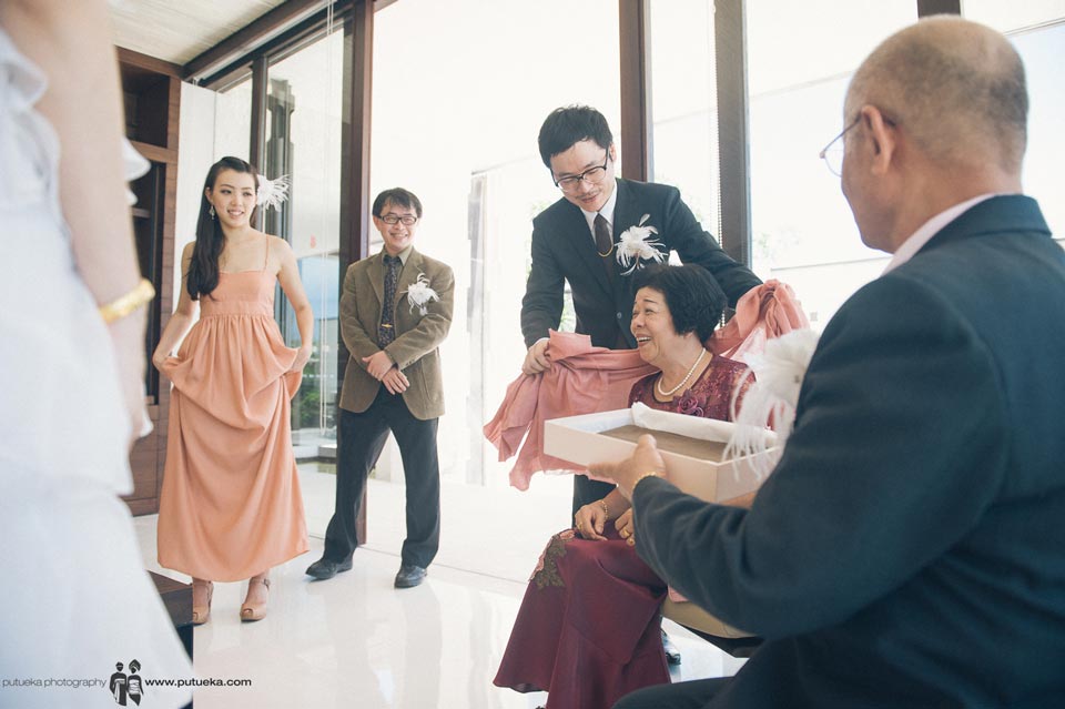 Groom help mother in law to wear the gift