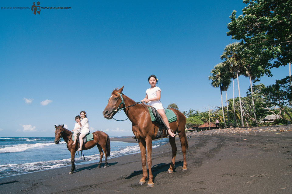 Family vacation to Bali, enjoy riding horse at the beach
