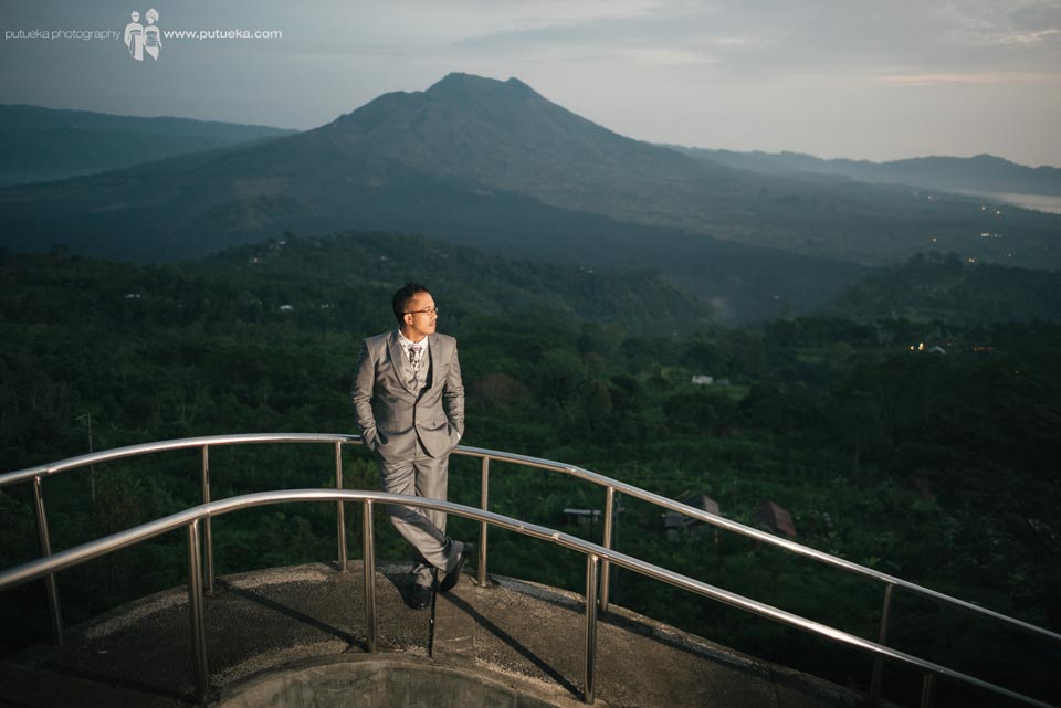 Tomy take a portrait with Batur mountain as a background