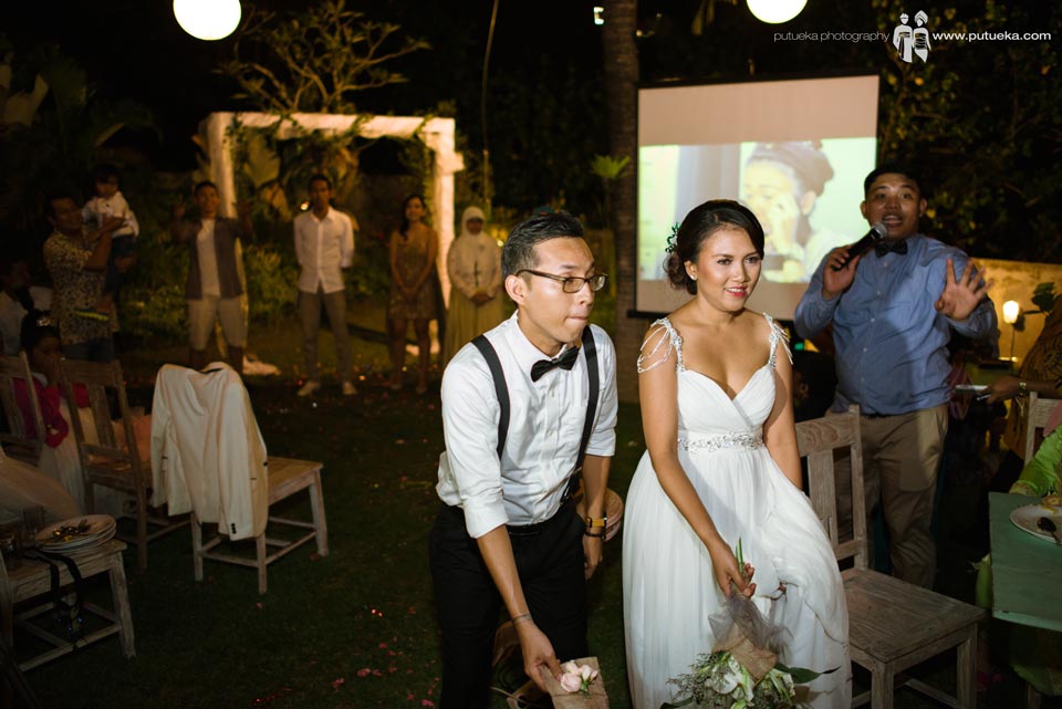 Ayu and Hakim throw the bouquet