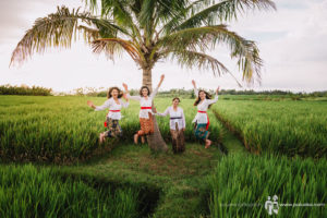 Bali sweet escape of Lina’s family to Tanah Lot rice fields