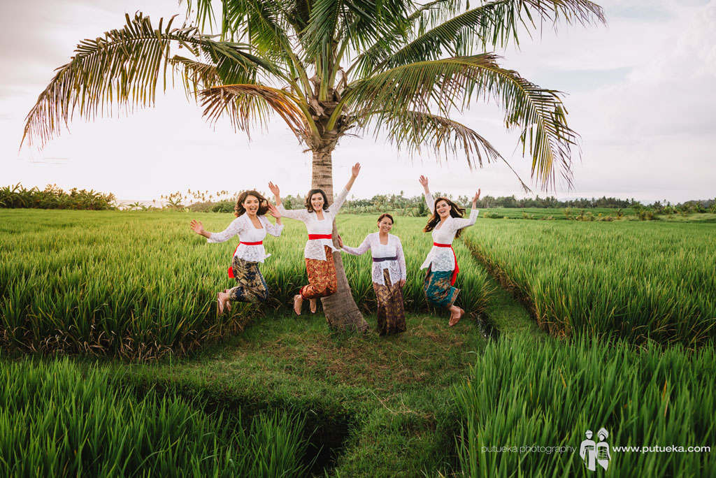 Bali sweet escape of Lina’s family to Tanah Lot rice fields